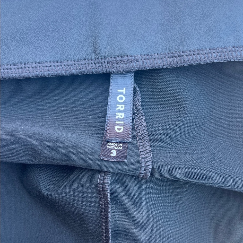 Torrid‎ | Crop Signature Waist Faux Leather Ankle Zip Legging (Size 3) - Picture 2 of 8